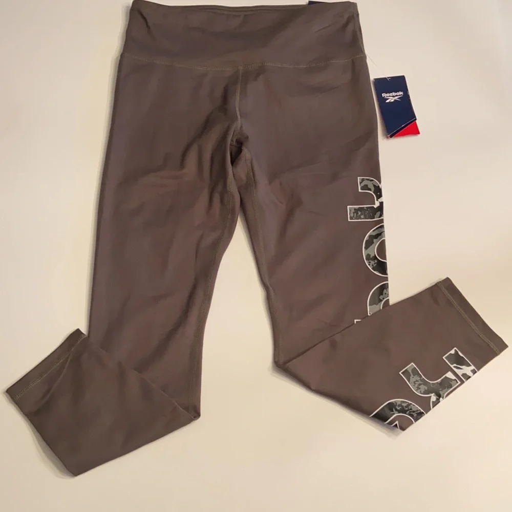 Reebok Power Play Popover Cropped Hoodie & Reebok 7/8 High Rise Legging - Picture 3 of 7